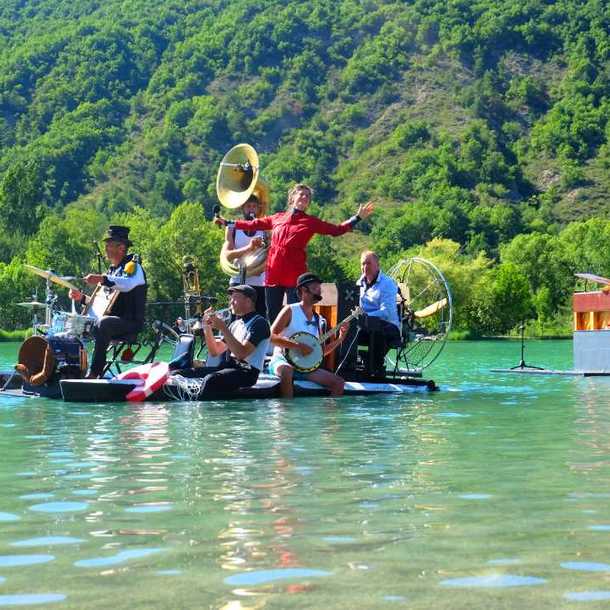 LE PIANO DU LAC : UN CONCERT SUR L’EAU